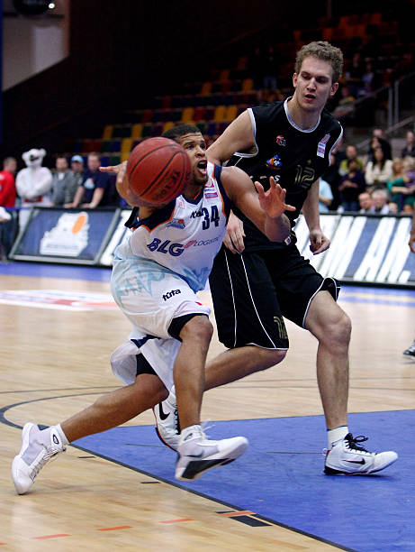 塞维利亚vs赫罗纳全场数据：射门数16-11，射正数5-4